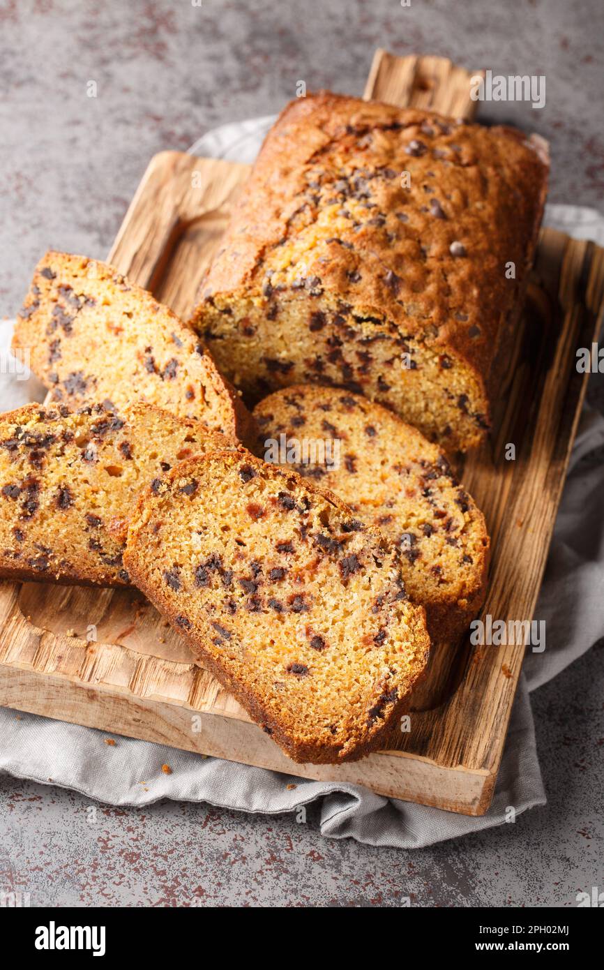 Pain de croustilles au chocolat à la citrouille en gros plan sur le panneau en bois de la table. Verticale Banque D'Images