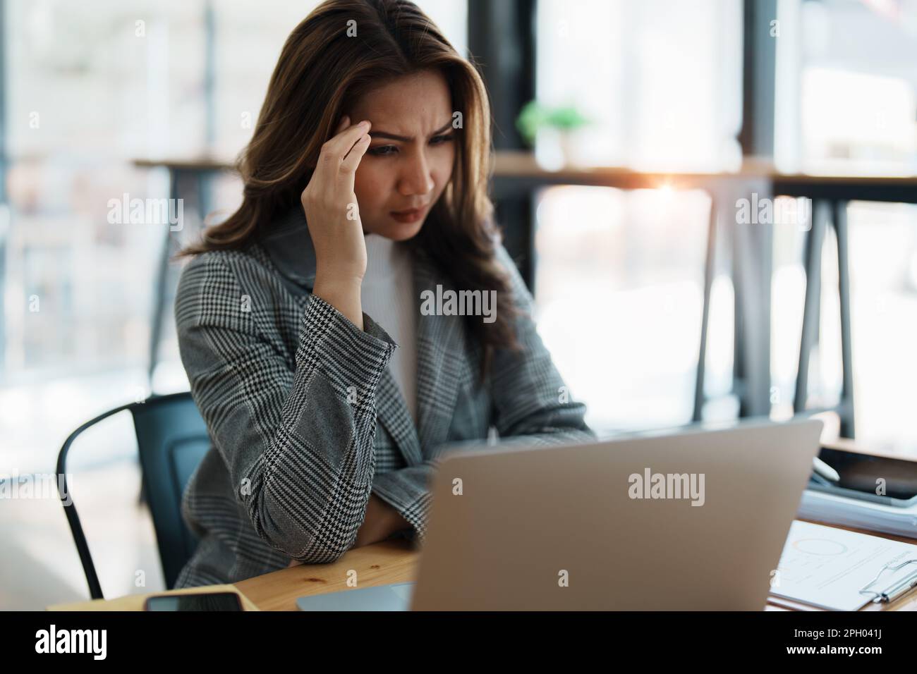 Portrait du propriétaire d'entreprise, femme utilisant l'ordinateur et les États financiers expression anxieuse sur l'expansion du marché pour accroître la capacité d'investir Banque D'Images