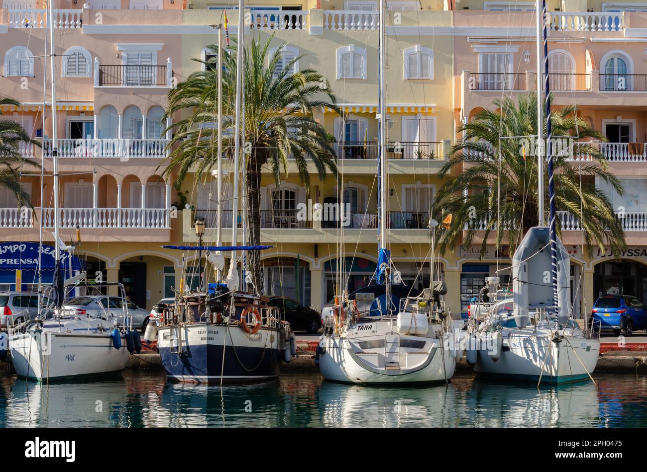 ALMERIMAR, ESPAGNE - 19 DÉCEMBRE 2022 l'un des plus grands ports de loisirs de la côte d'Almeria, avec l'infrastructure nécessaire et le temps idéal co Banque D'Images