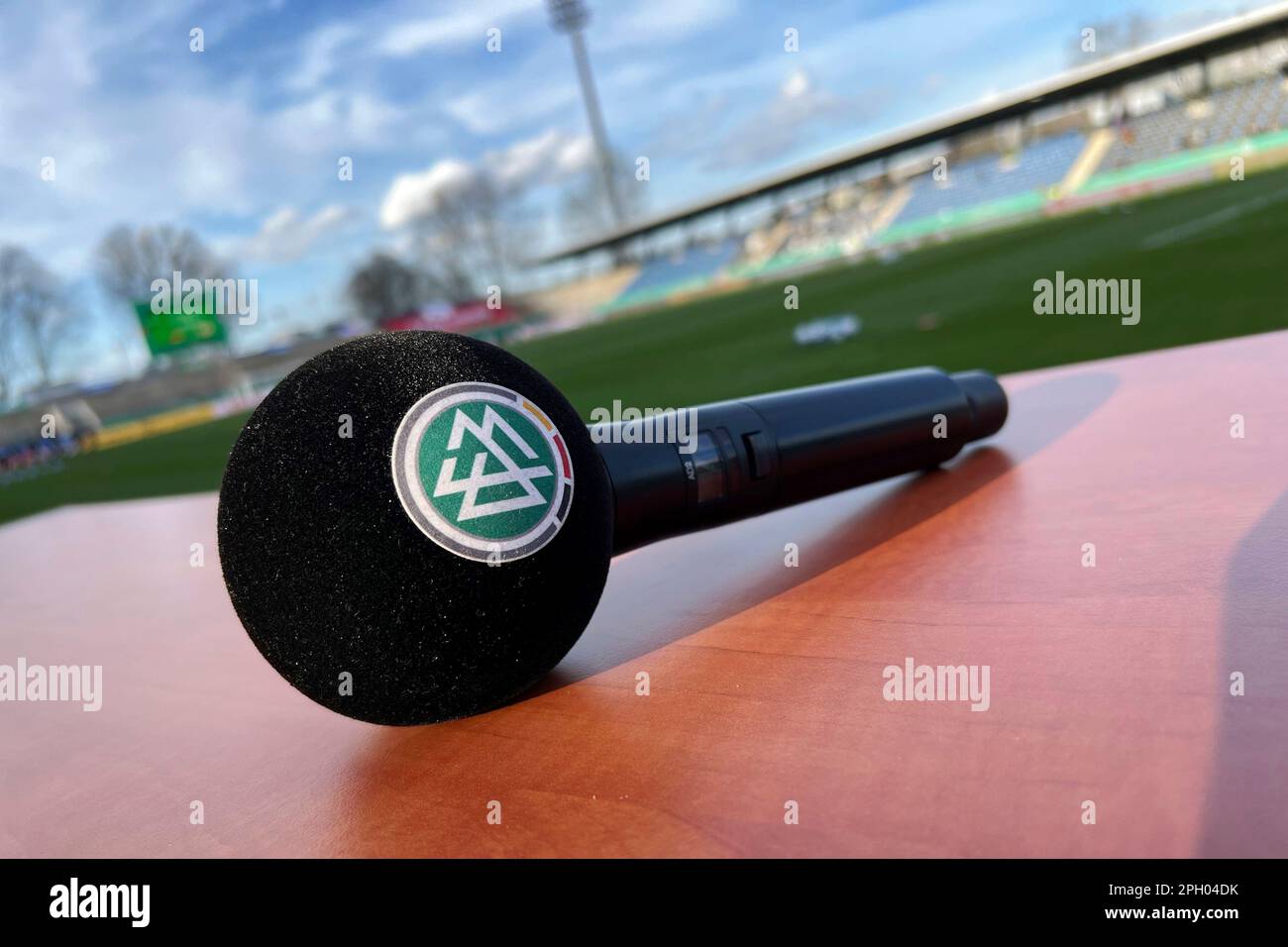 Motif de marge : microphone avec logo DFB, logo d'association, emblème d'association, emblème sur une table du modérateur. Media, football Laenderspiel, U21, Allemagne - Japon 2-2 sur 24 mars 2023, PSD Arena Francfort? Banque D'Images