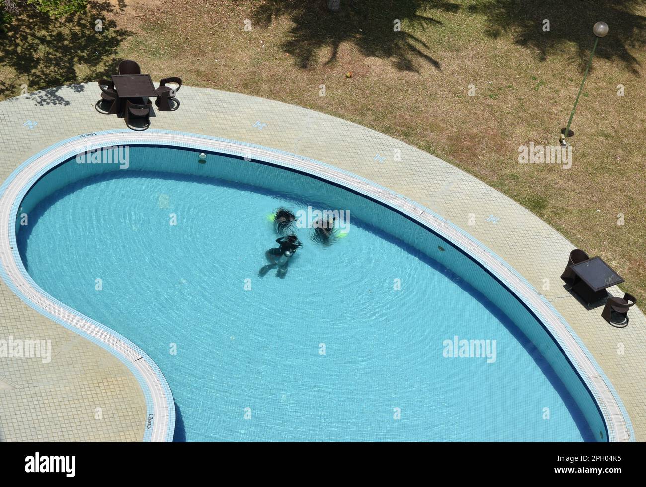 Piscine avec équipement d'essai des plongeurs sous l'eau. Banque D'Images