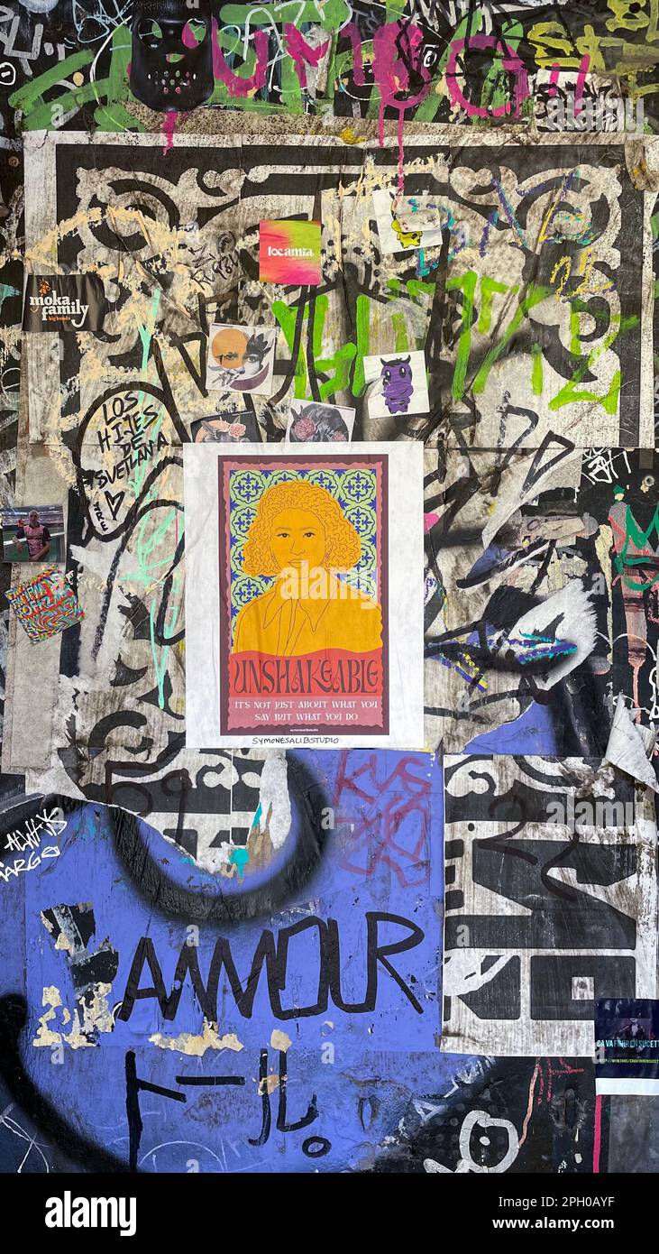Les murs de Lisbonne regorgeant d'autocollants et de graffiti. Banque D'Images