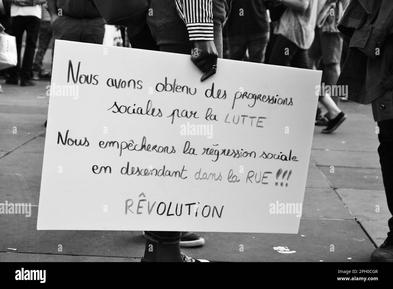 Paris, France - 11 juillet 2017 : démonstration LFI. Concentrez-vous sur le tableau « nous avons réalisé des progrès sociaux grâce à la lutte. Nous éviterons la régression sociale... Banque D'Images