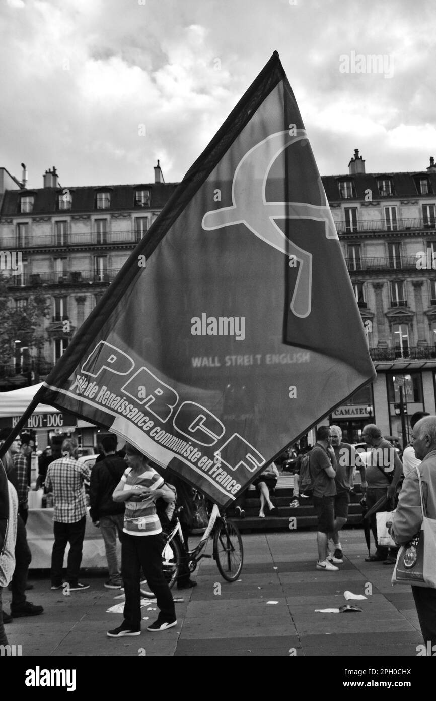 Paris, France - 11 juillet 2017 : manifestation contre la réforme du Code du travail. Concentrez-vous sur le drapeau du Parti communiste français Banque D'Images