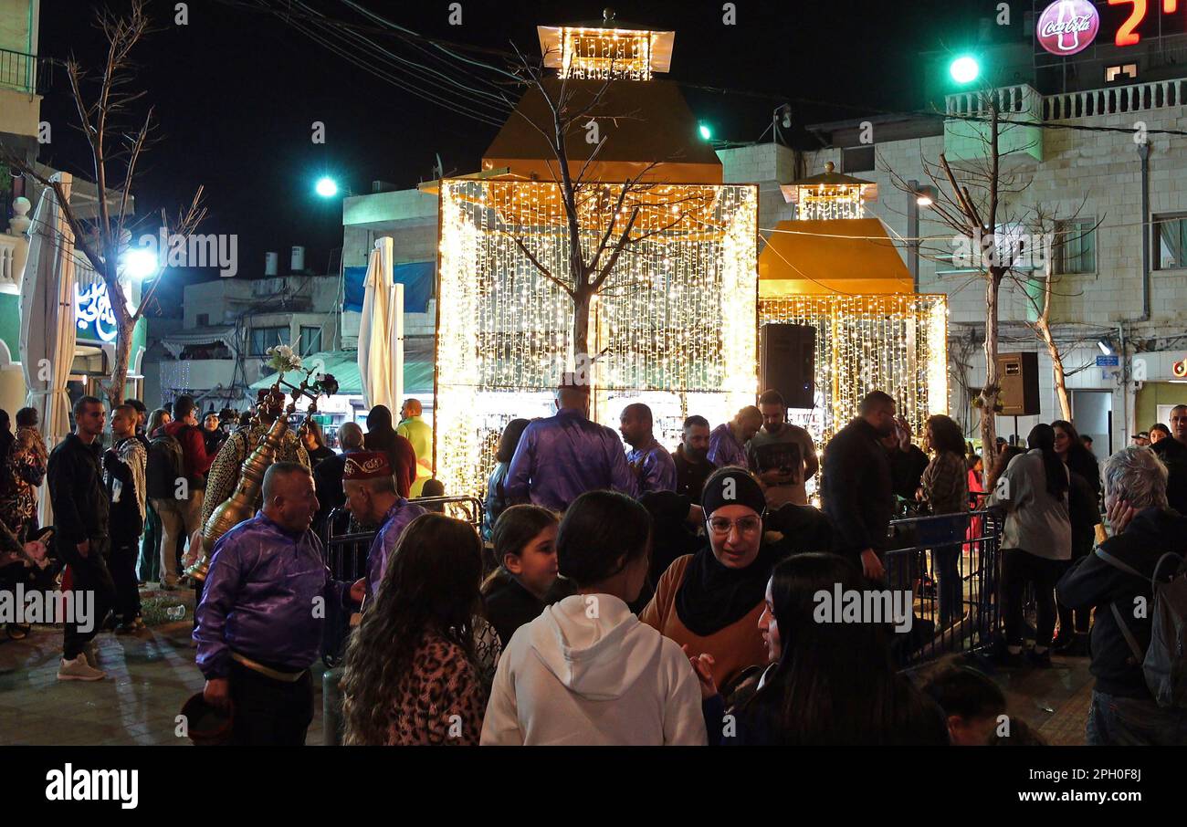 Les Arabes israéliens se rassemblent dans la rue après la pause du jeûne du Ramadan sur 24 mars 2023 à Jaffa, Israël. Banque D'Images