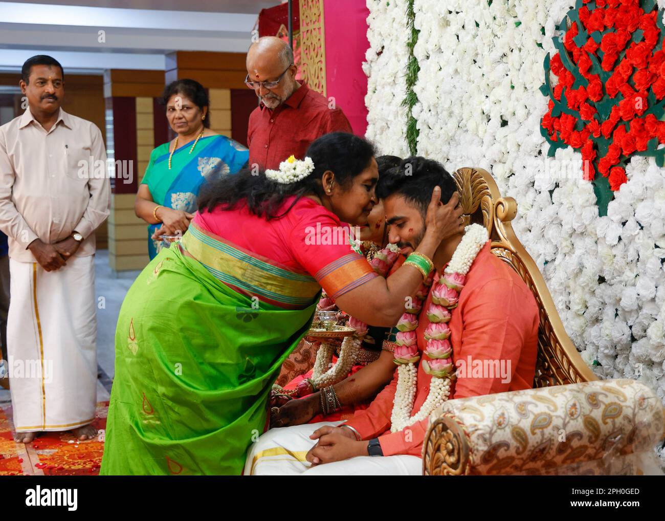 La mariée et le marié sont bénis par des parents, des parents et des invités au Parti de l'engagement, Trichy, Tamil Nadu Inde Banque D'Images