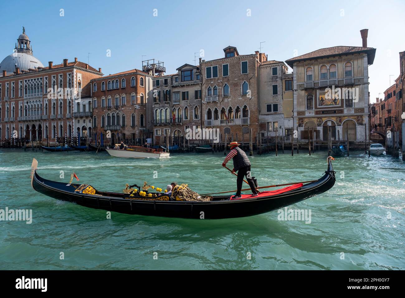 Gondolier ramer sa télécabine sur le Grand Canal, Venise, Italie Banque D'Images