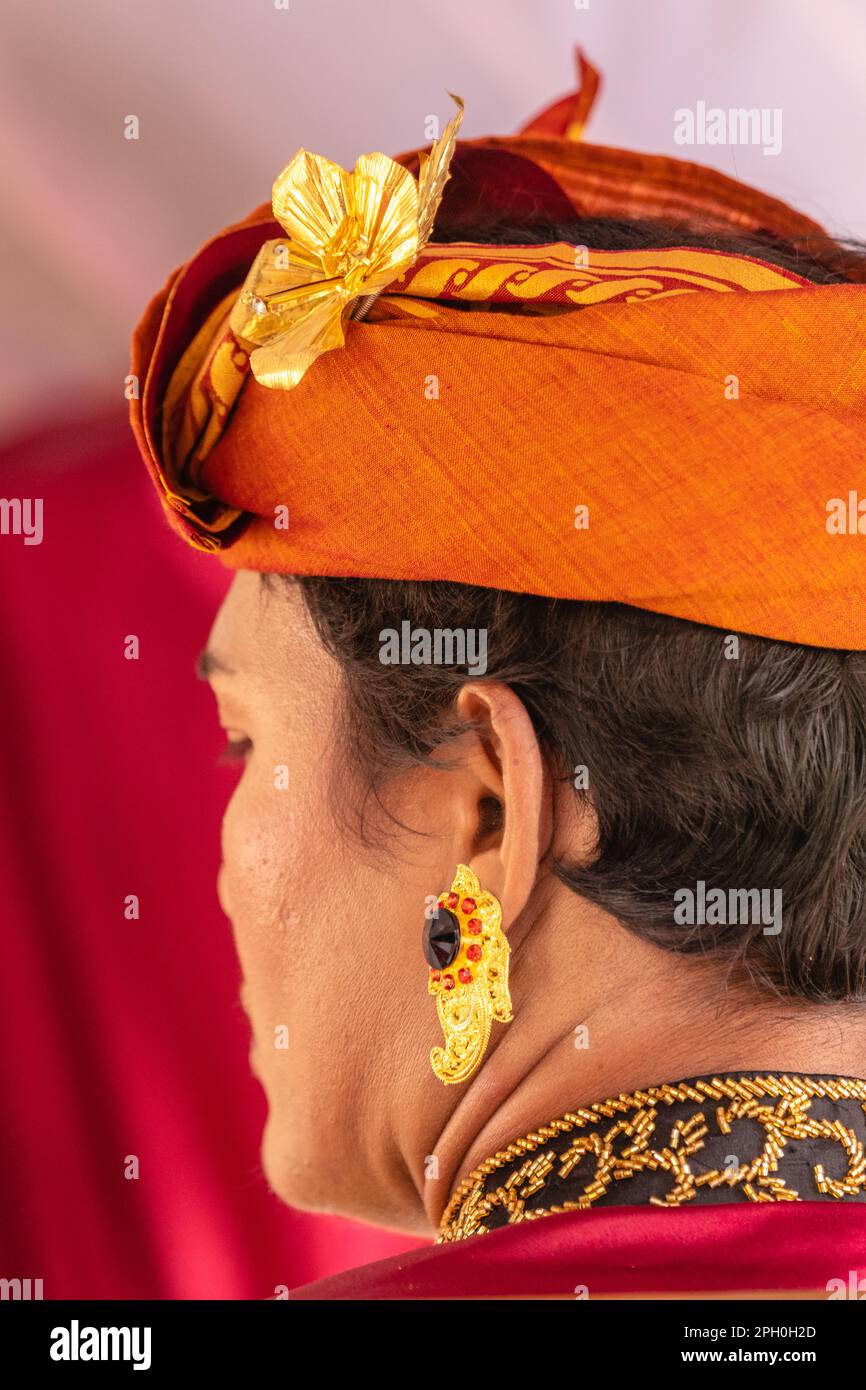 Mariage traditionnel des hommes balinais udeng (articles de tête) avec  bijoux en or et boucles d'oreilles mâles. Bali, Indonésie Photo Stock -  Alamy