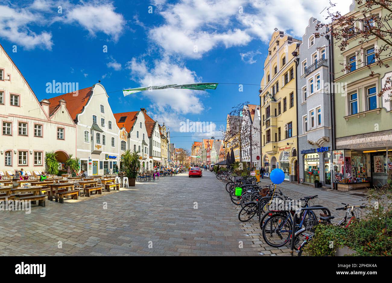 Ingolstadt, Allemagne - 6 avril 2019 : vue sur la vieille ville d'Ingolstadt avec des maisons historiques à colombages du centre-ville et de belles façades rénovées. Banque D'Images