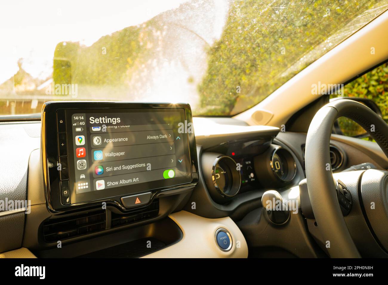 Faible profondeur d'un grand panneau de navigation à écran tactile vu dans un véhicule hybride à nouvelle technologie. Banque D'Images