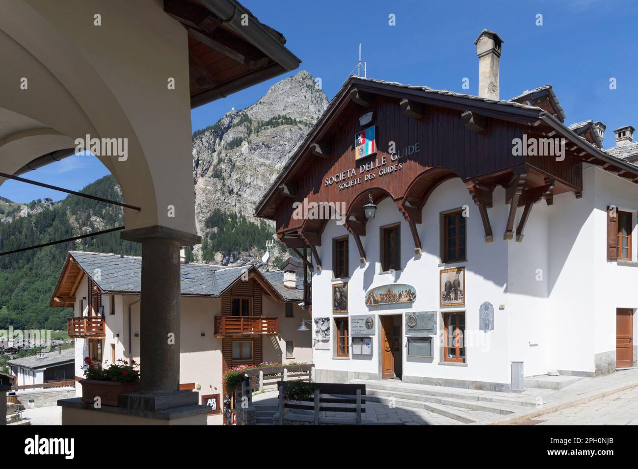 Le bâtiment historique de la Societa Guide Alpine Courmayeur - vallée d'Aoste en Italie. Banque D'Images