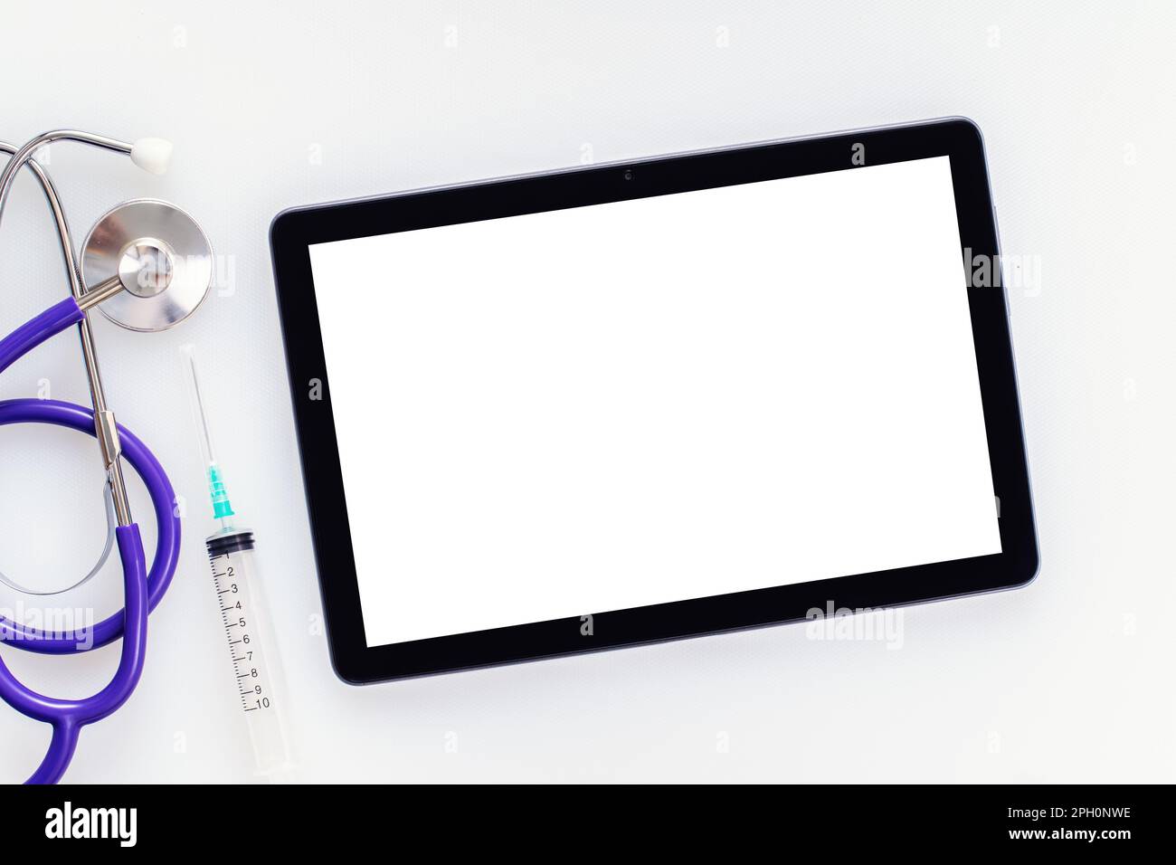 Maquette avec tablette, stéthoscope et seringue vue du dessus. Télésanté, concept de télémédecine Banque D'Images