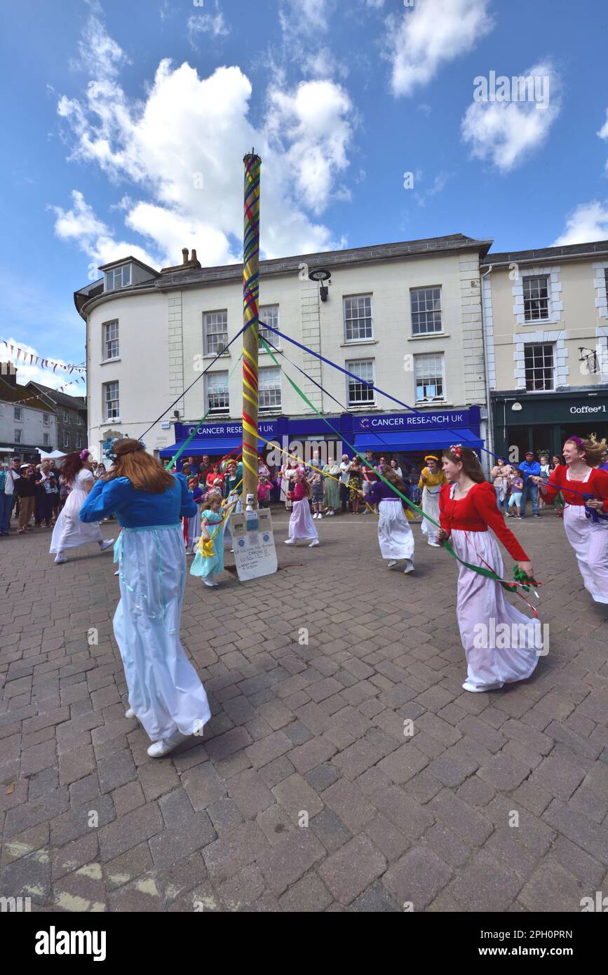 Groupe de danse Shaftesbury pas dans le temps effectuez une danse traditionnelle de la maypole pendant le festival de la nourriture et des boissons de la ville, le 8th mai 2022. Banque D'Images