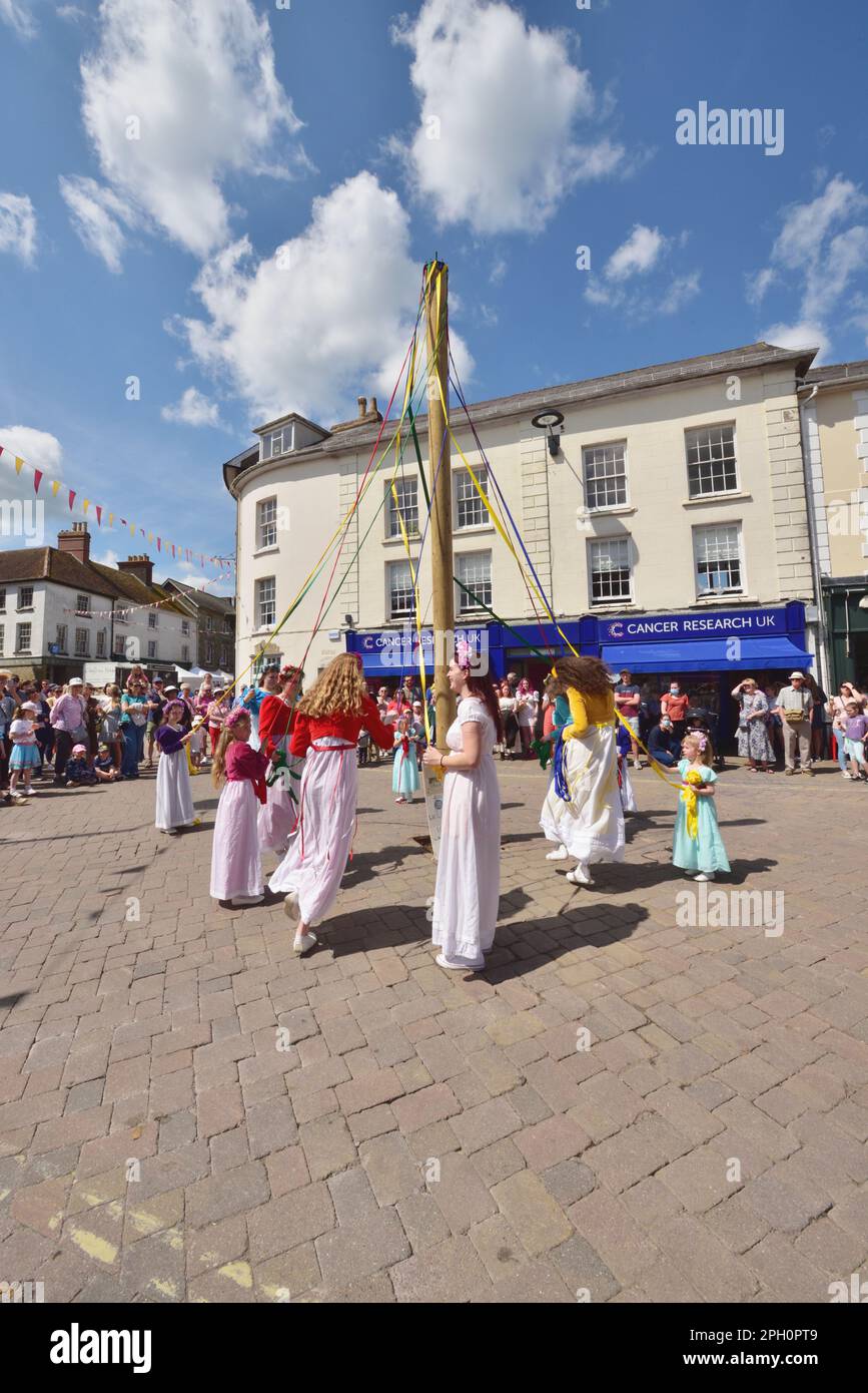 Groupe de danse Shaftesbury pas dans le temps effectuez une danse traditionnelle de la maypole pendant le festival de la nourriture et des boissons de la ville, le 8th mai 2022. Banque D'Images