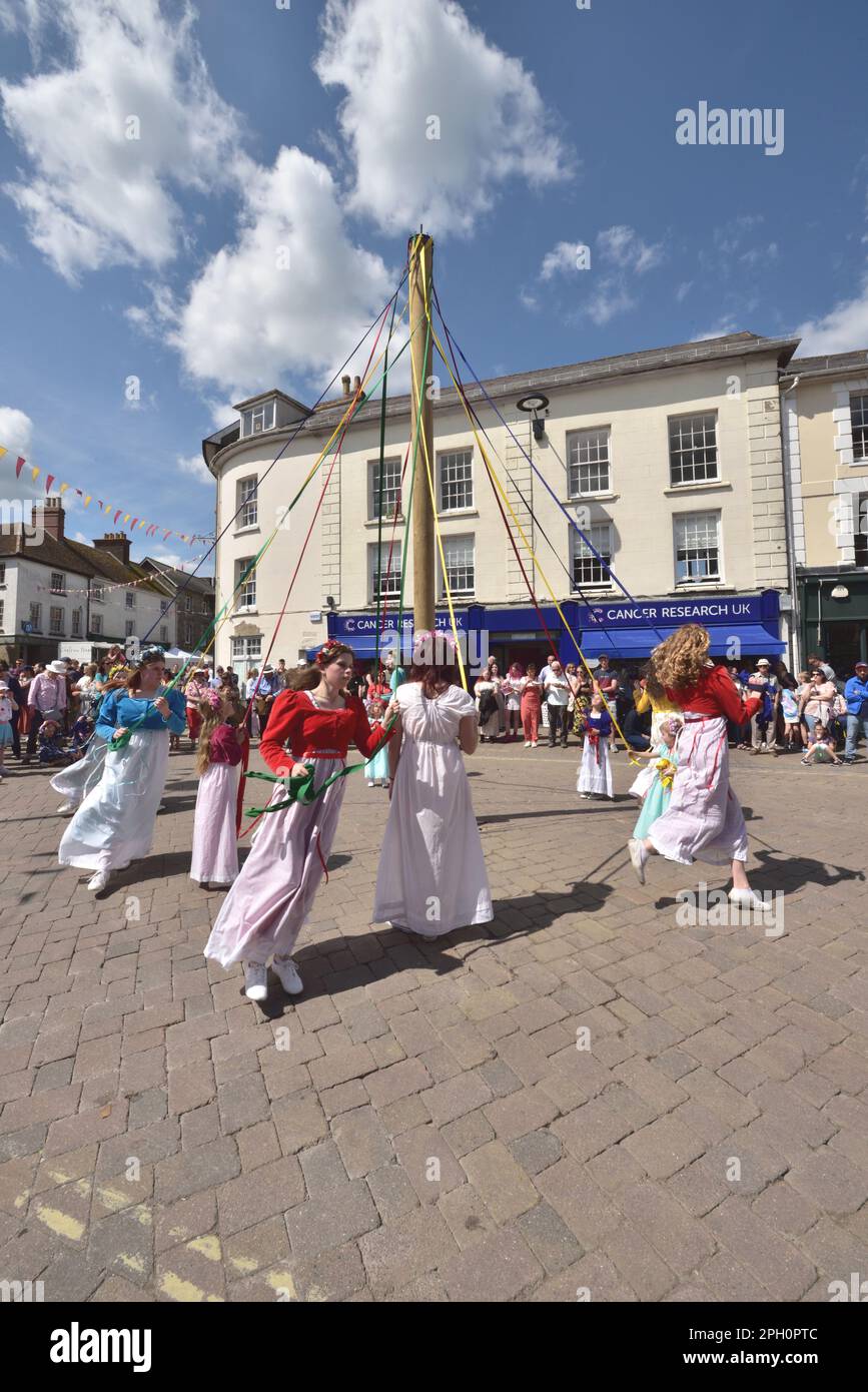 Groupe de danse Shaftesbury pas dans le temps effectuez une danse traditionnelle de la maypole pendant le festival de la nourriture et des boissons de la ville, le 8th mai 2022. Banque D'Images