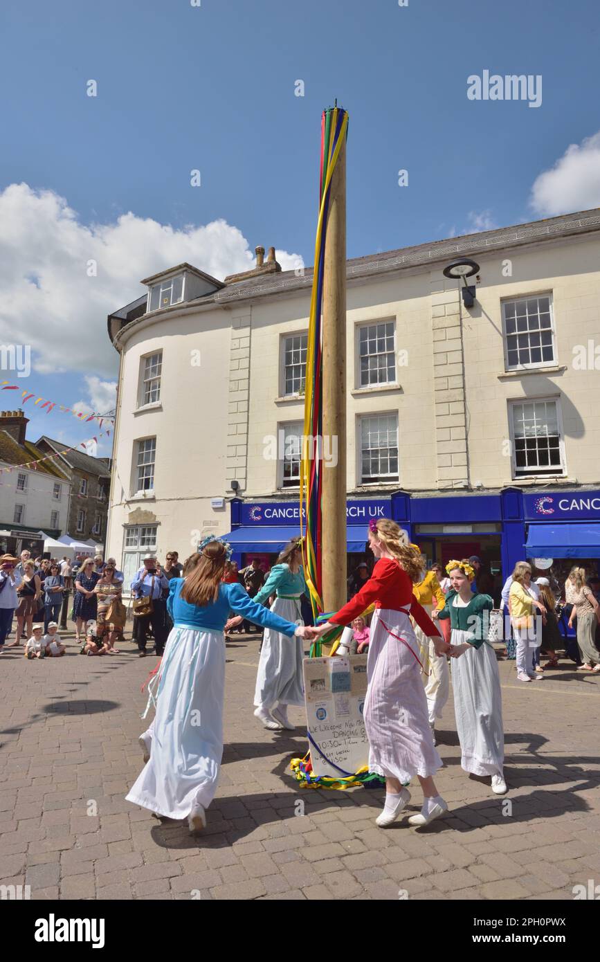 Groupe de danse Shaftesbury pas dans le temps effectuez une danse traditionnelle de la maypole pendant le festival de la nourriture et des boissons de la ville, le 8th mai 2022. Banque D'Images