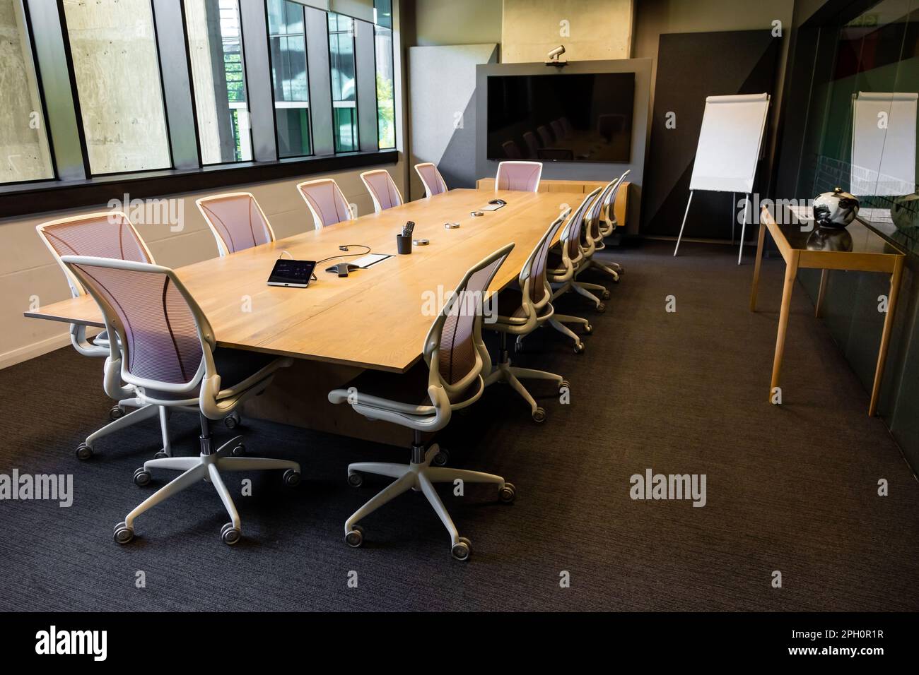 Salle de conférence vide avec table en bois et chaises de luxe sur roues Banque D'Images