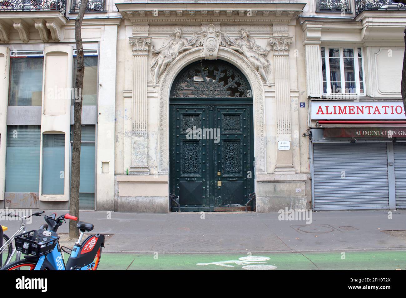 Architecture française imposante et grande entrée et porte ici située dans le quartier de la République de Paris France. Banque D'Images