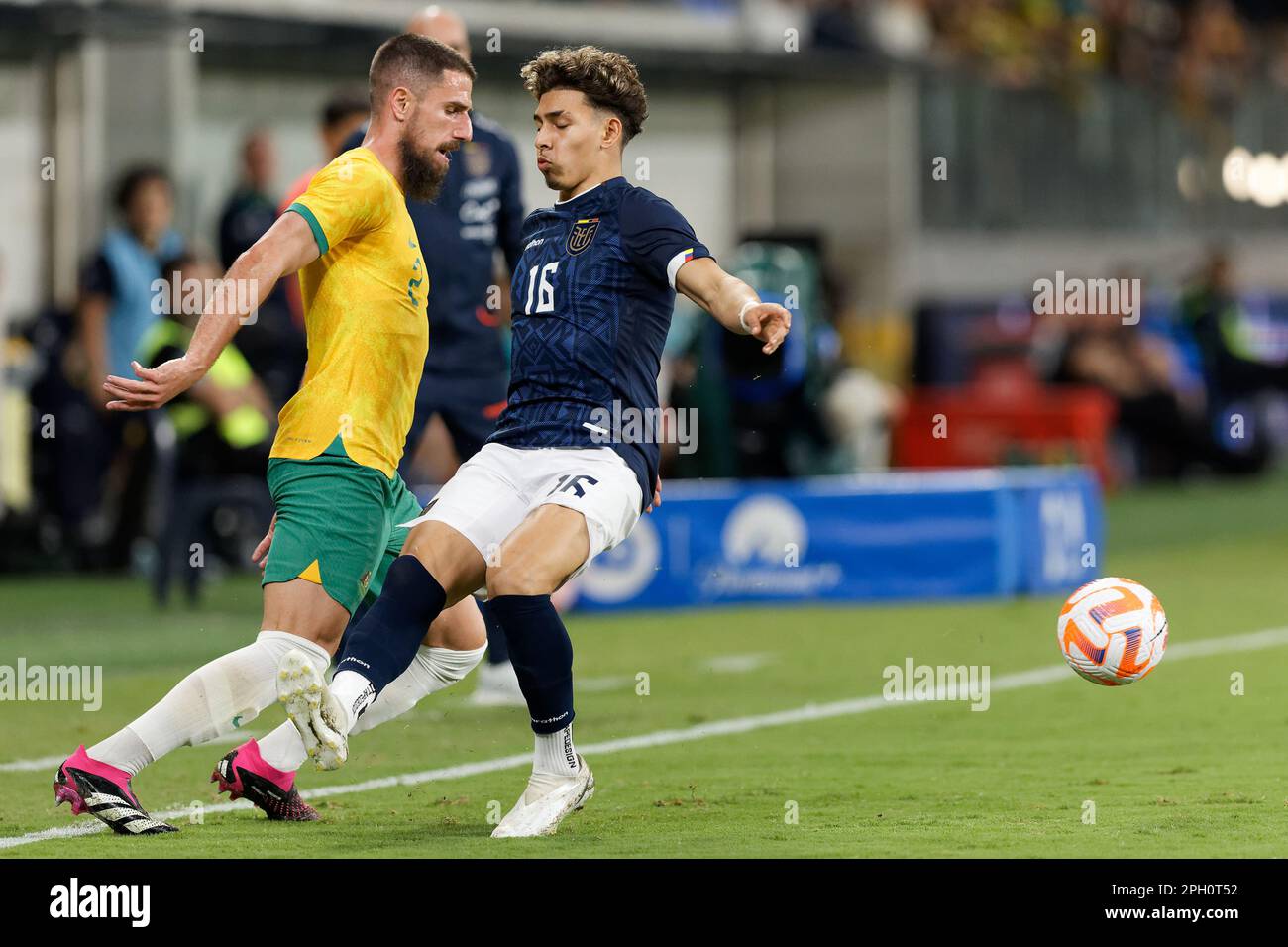 Jeremy Sarmiento, de l'Équateur, est en compétition pour le ballon avec Milos Degenek, de l'Australie, lors du match entre l'Australie et l'Équateur au stade CommBank o Banque D'Images