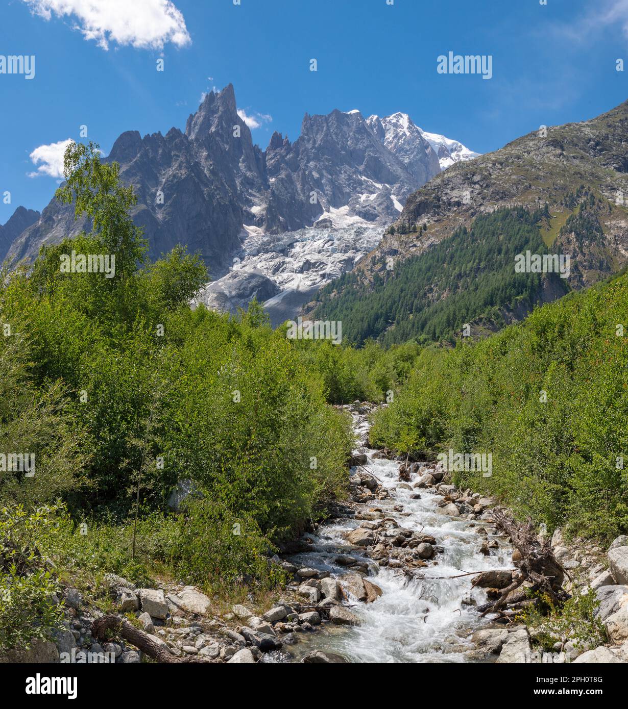 Le massif du Mont blanc avec le ruisseau glaciaire du glacier de Brenva au-dessus des Entrèves - Italie. Banque D'Images