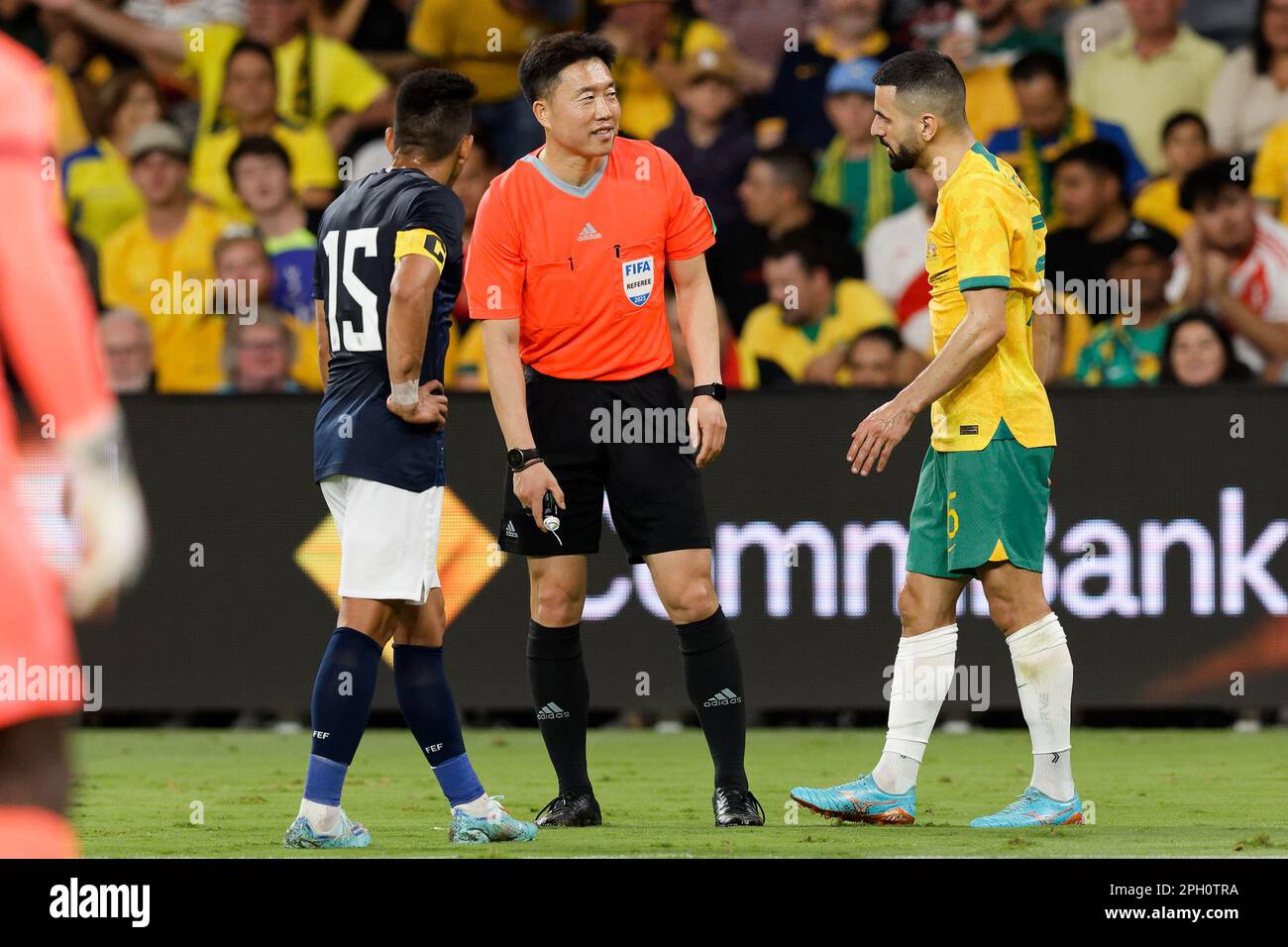 L'arbitre Kim DAE Yong s'entretient avec Aziz Behich, d'Australie, lors du match entre l'Australie et l'Équateur au stade CommBank sur 24 mars 2023 à Sydn Banque D'Images