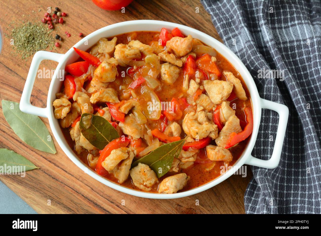 Ragoût de dinde hongroise dans une sauce tomate et poivre rouge Banque D'Images