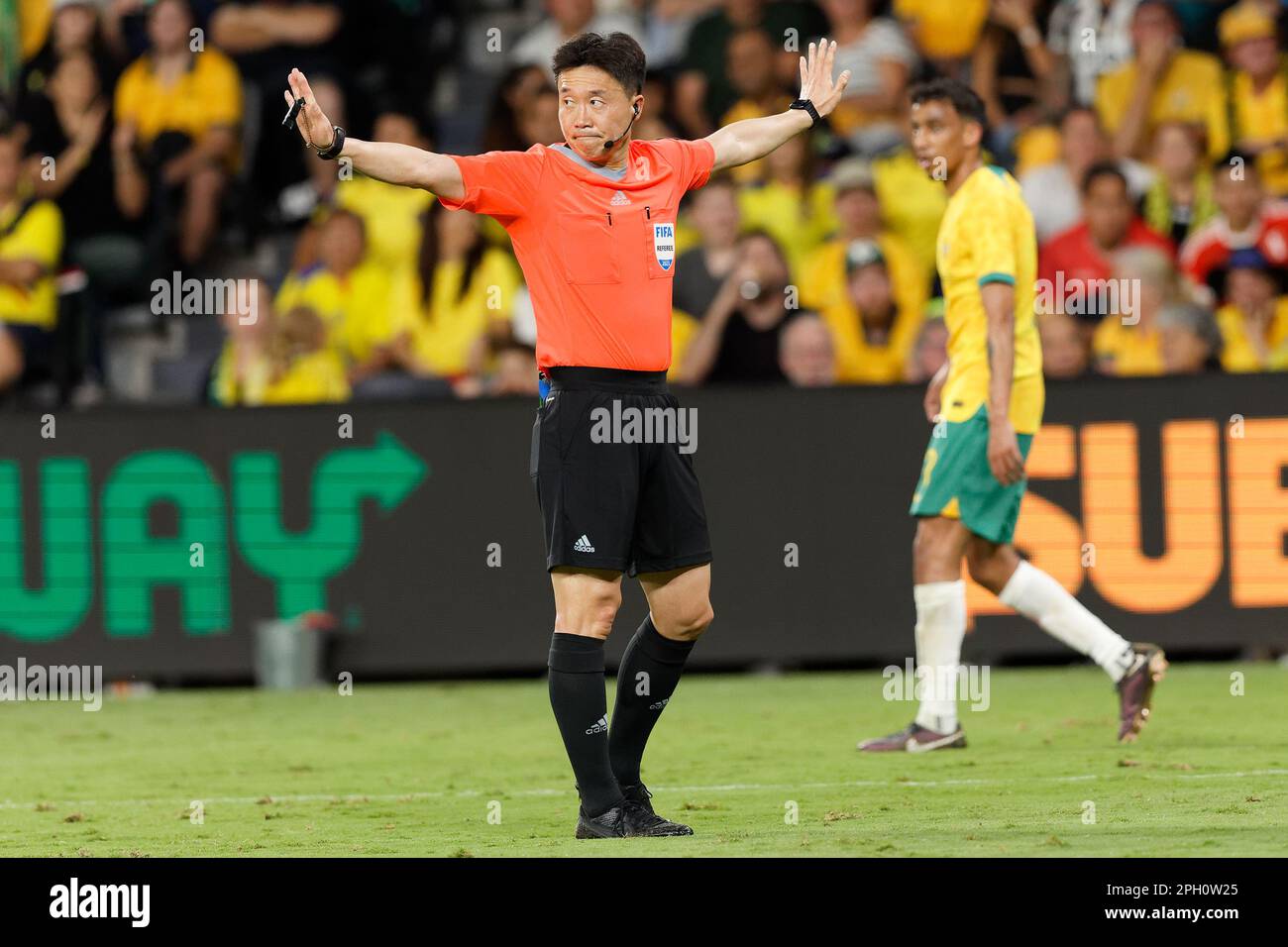 L'arbitre du match, KIM DAE Yong s'arrête pendant le match entre l'Australie et l'Équateur au stade CommBank sur 24 mars 2023 à Sydney, en Australie Banque D'Images