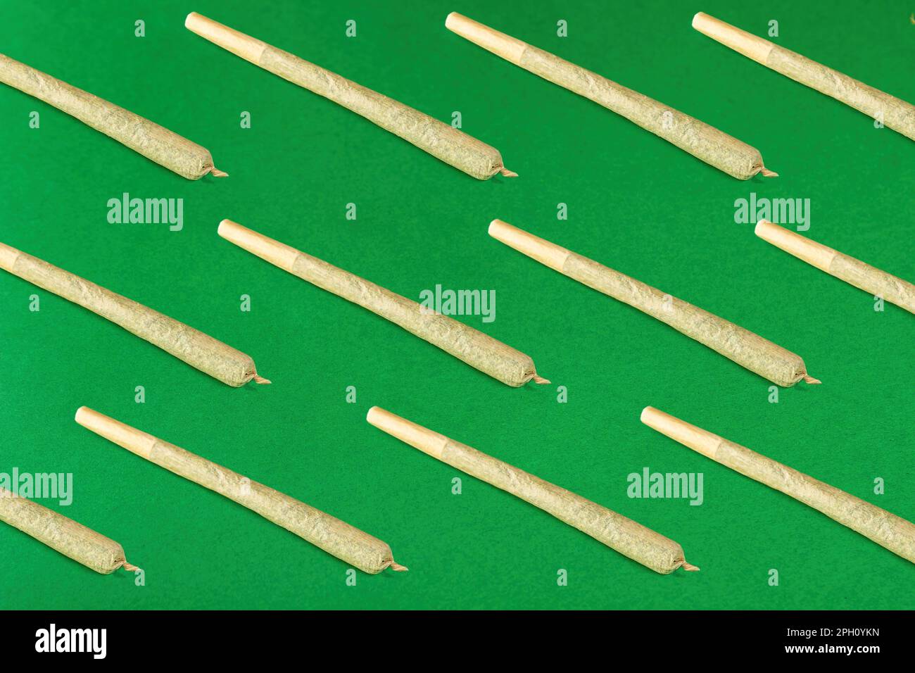 schéma sans couture des joints torsadés sur fond vert Banque D'Images