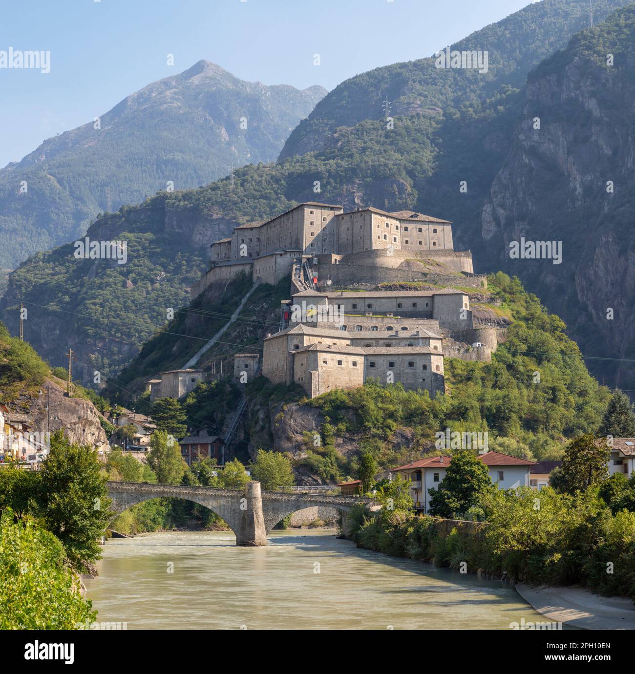 Le château Castello di Bardi dans la vallée d'Aoste - Italie. Banque D'Images