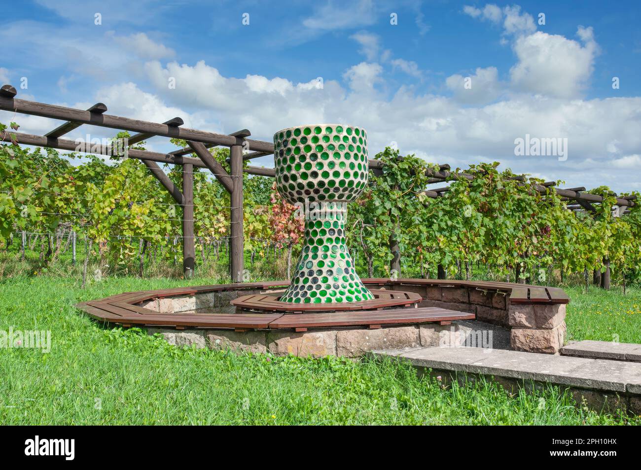 Lieu de repos public idyllique dans Vineyard, région viticole du Palatinat, route du vin du Sud, Rhénanie-Palatinat, Allemagne Banque D'Images