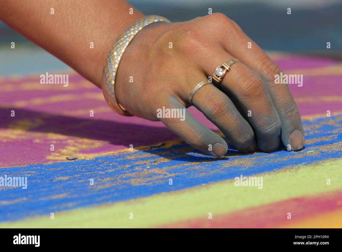 Un artiste fait de belles œuvres d'art dans la rue en utilisant la craie pastel tout en assistant au festival Madonnari Banque D'Images