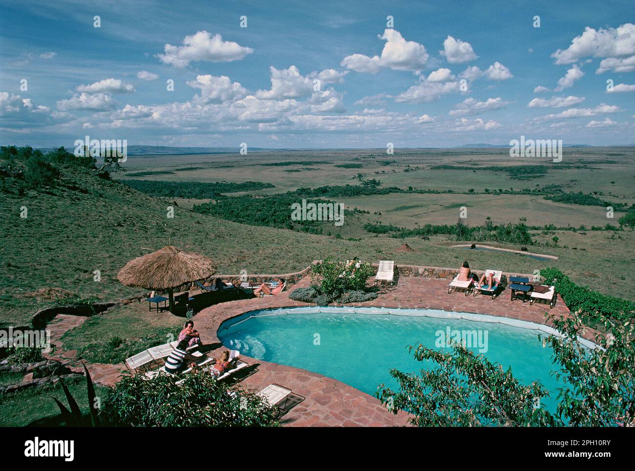 Kenya. Maasai Mara. Point de vue élevé avec piscine de l'hôtel au Mara Serena Safari Lodge. Banque D'Images