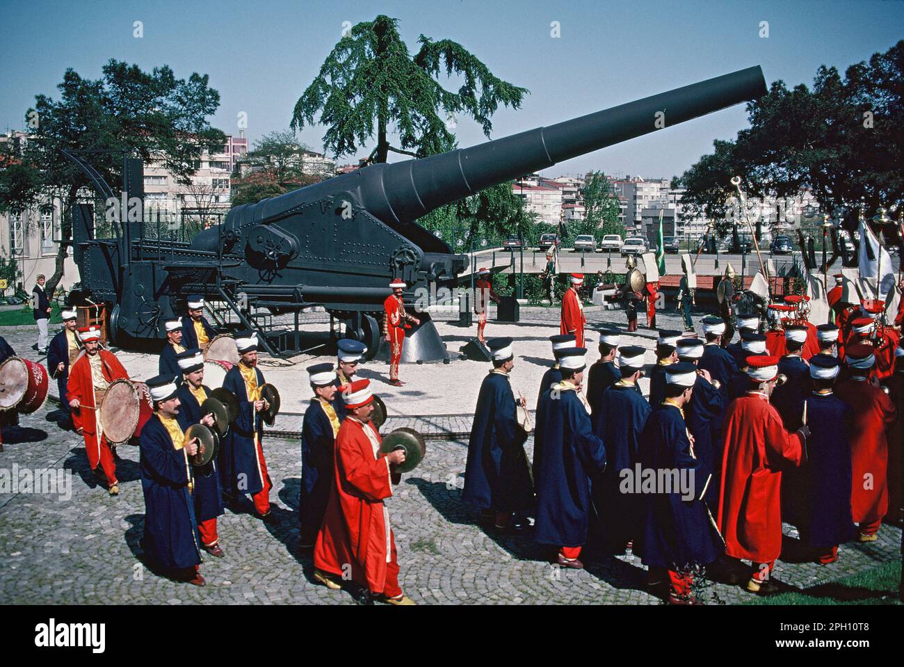 Turquie. Istanbul. Place Taksim. Canon de siège conservé en WW1. Cérémonie du jour du souvenir. Banque D'Images