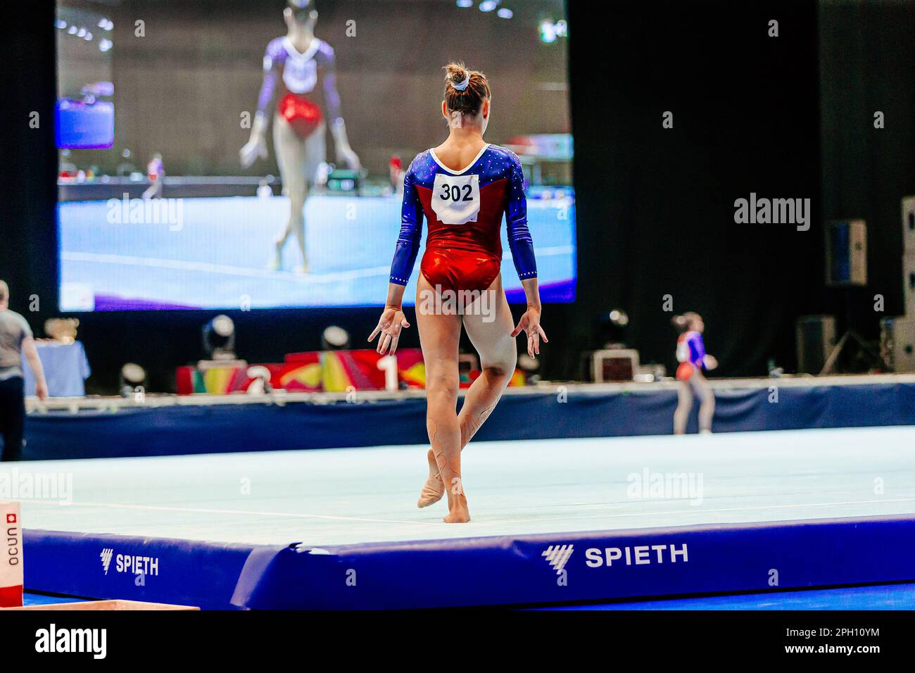 Femme gymnaste jouant sur la gymnastique de sol, appareil Spieth mat, jeux de sports d'été Banque D'Images