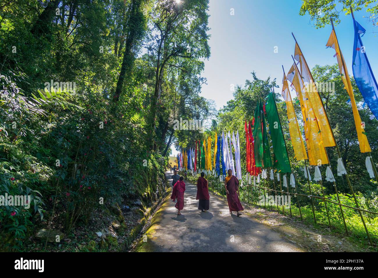 Samdruptse, Sikkim, Inde - 20th octobre 2016 : Monks marchant sur la route de la Sainte statue de Guru Padmasambhava ou né d'un lotus, Guru Rinpoché. Banque D'Images