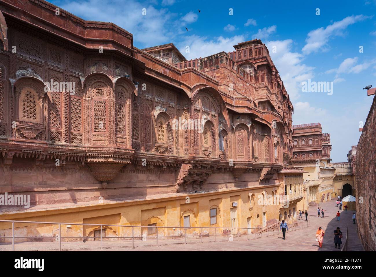 Jhanki Mahal, pour les femmes royales de voir les possessions royales depuis les fenêtres ou Jharokha, fenêtre en pierre projetant du mur, dans un étage supérieur. Banque D'Images