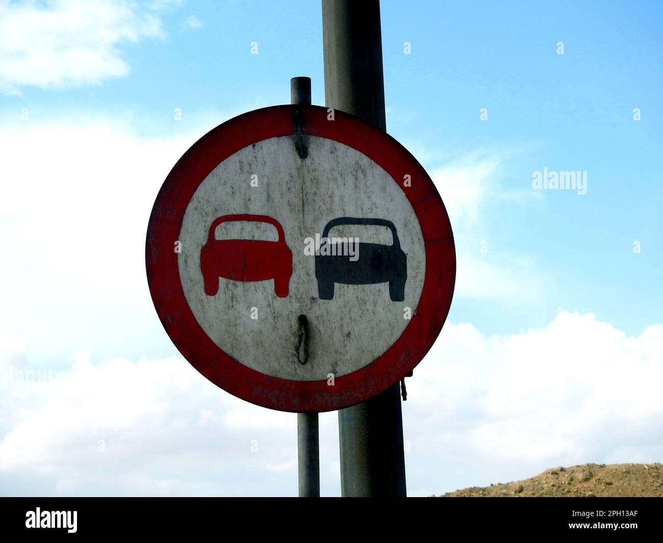 Un panneau de signalisation routière latéral pour interdire le passage, la zone d'interdiction de passage, la zone d'interdiction de dépassement, la zone de non-dépassement du véhicule, zone de conduite dangereuse dans la ville de Giza en E Banque D'Images