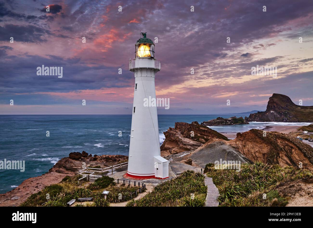 Château Point Lighthouse, sunrise, Wairarapa, Nouvelle-Zélande Banque D'Images