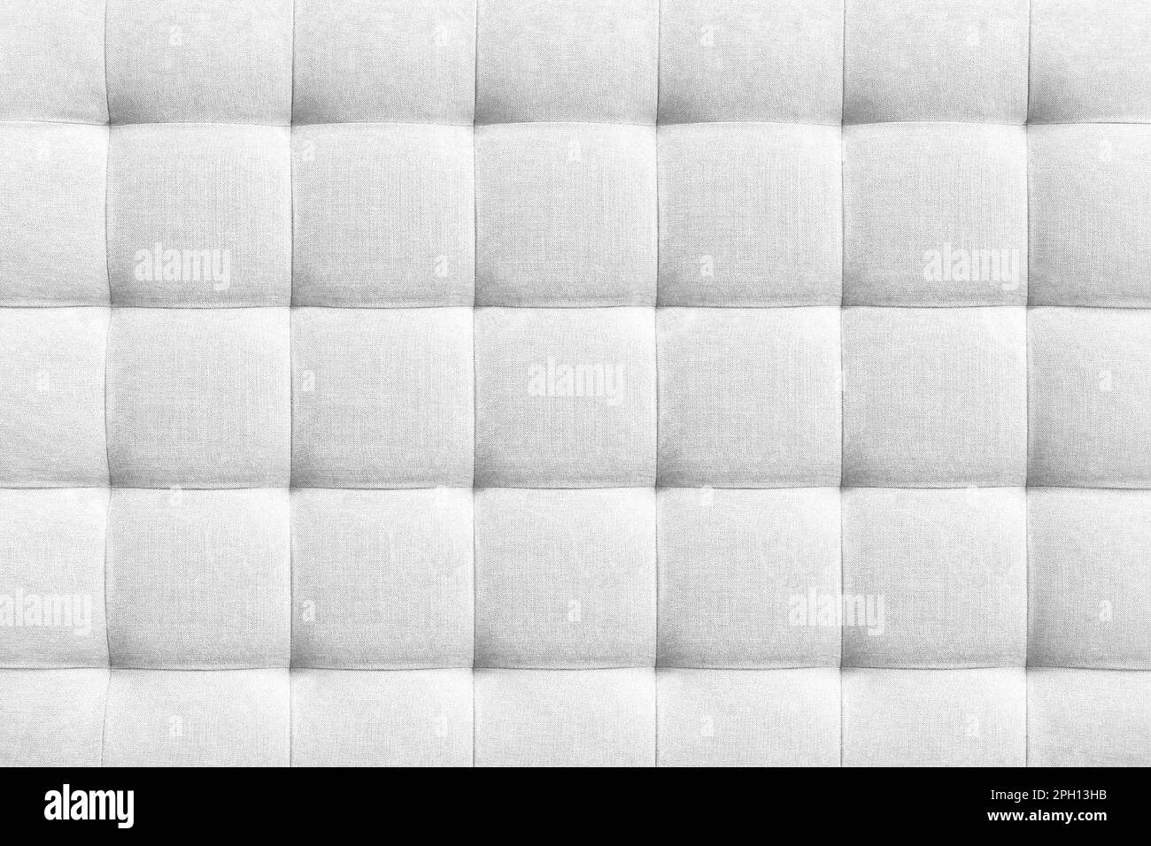 Arrière-plan en daim blanc pour le mur de la chambre. Décoration intérieure, têtes de lit en tissu de mobilier, tissus d'ameublement. À carreaux classiques Banque D'Images