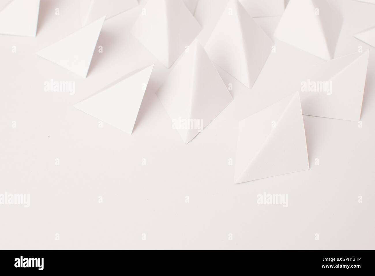 Arrière-plan abstrait blanc avec 3D formes géométriques, espace de copie Banque D'Images