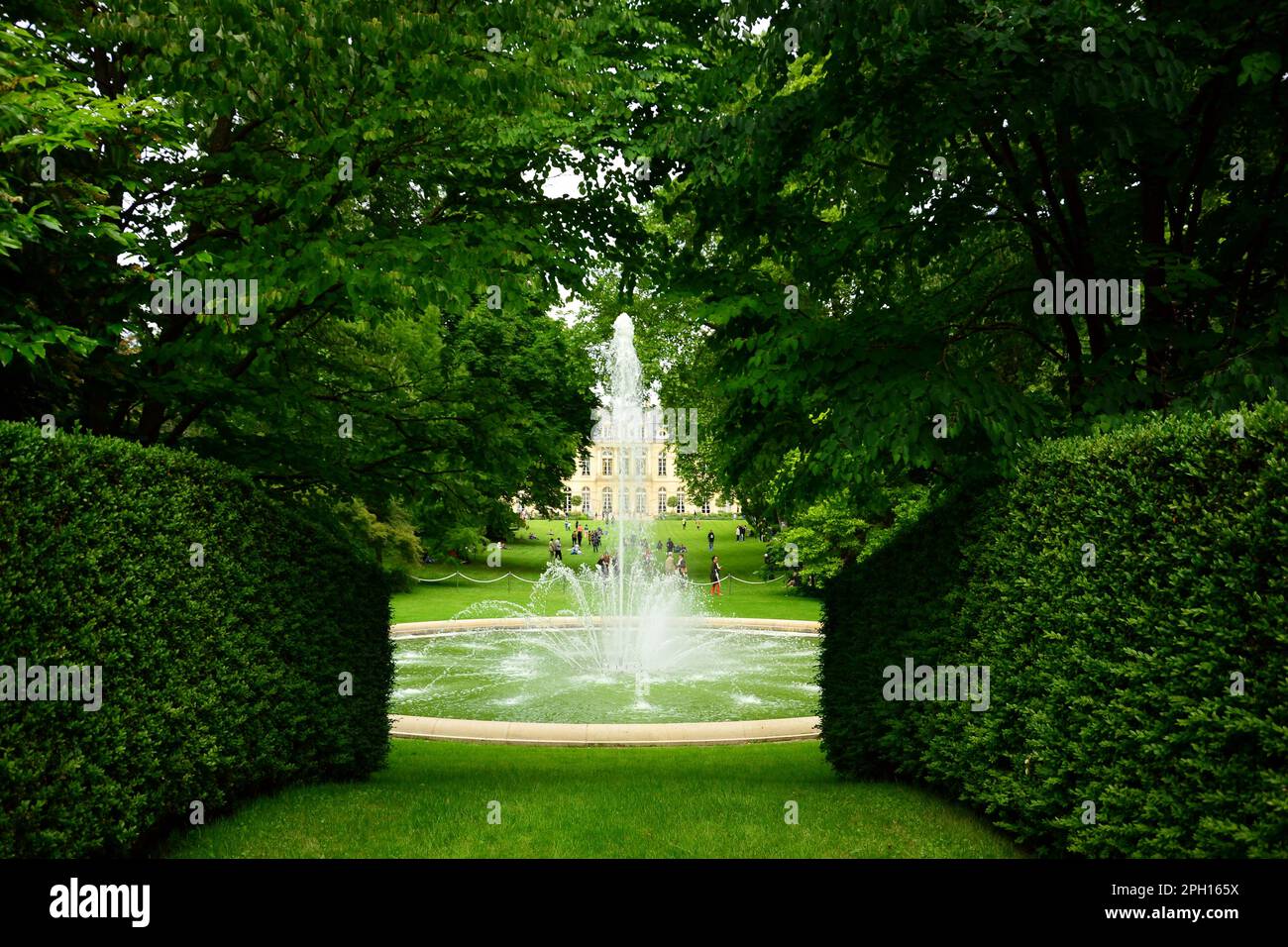 Paris, France - 31 mai 2014 : le jardin du Palais de l'Élysée, résidence officielle du Président de la République française. Concentrez-vous sur la fontaine Banque D'Images