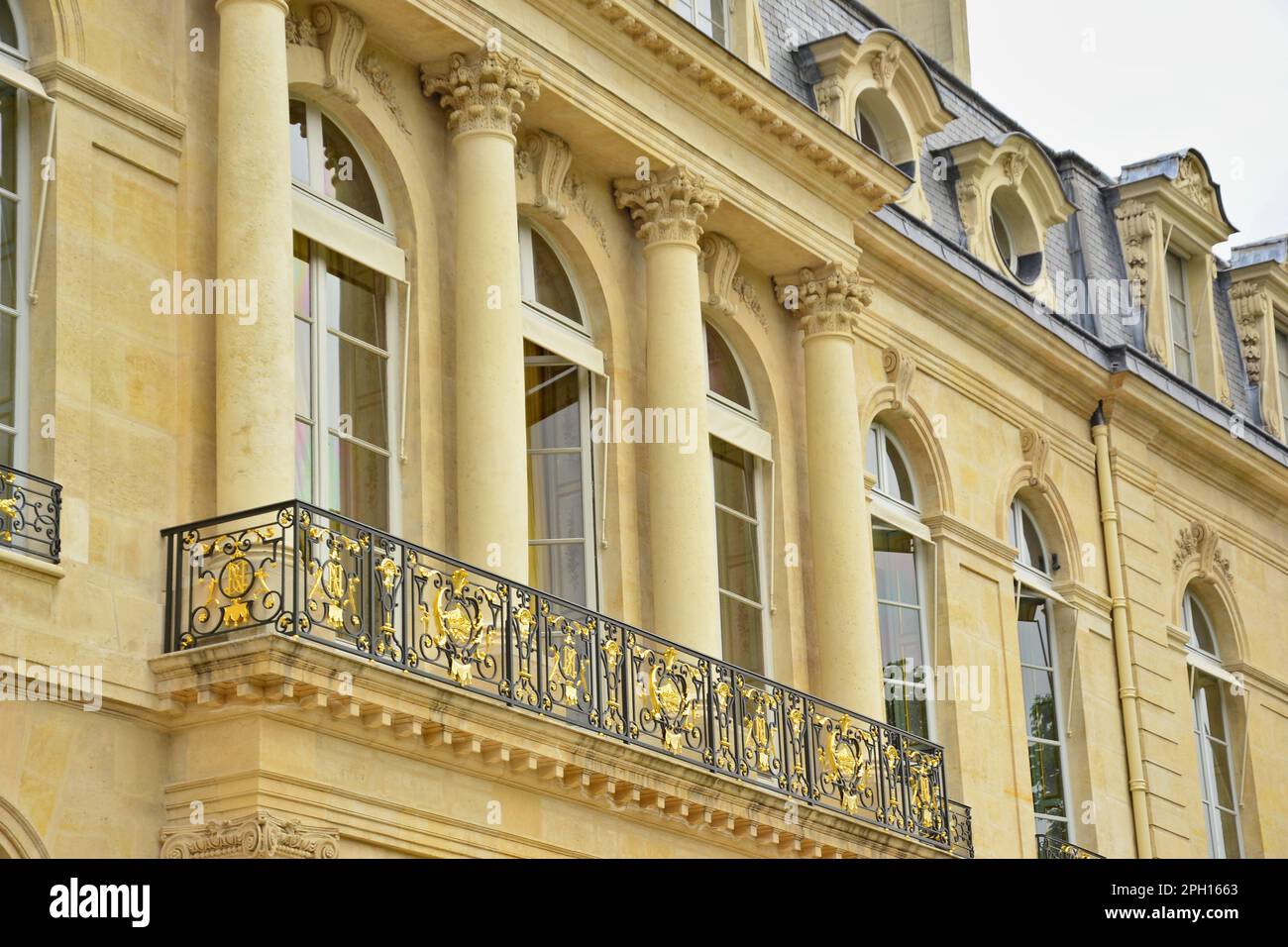 Paris, France - 31 mai 2014 : vue sur le Palais de l'Élysée, résidence officielle du Président de la République française, depuis les jardins. Banque D'Images