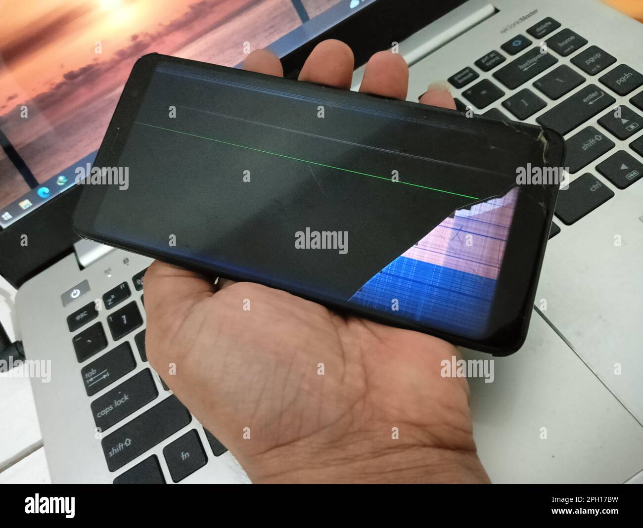 Smartphone avec écran cassé et écran lcd. Banque D'Images