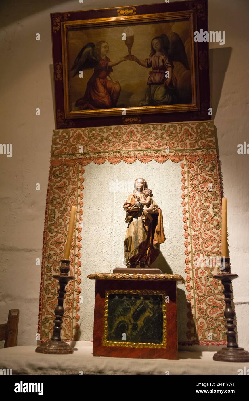 Petit et ancien autel de maison avec des chandeliers et des bougies et la statue de la Madonna et de l'enfant Banque D'Images