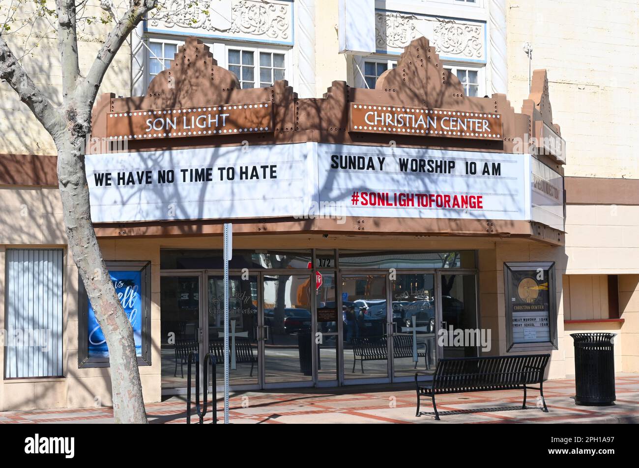 ORANGE, CALIFORNIE - 24 MARS 2023 : gros plan du son Light Christian Center sur la rue Glassell dans le centre-ville d'Orange, occupe l'ancien Orange Theatre bui Banque D'Images