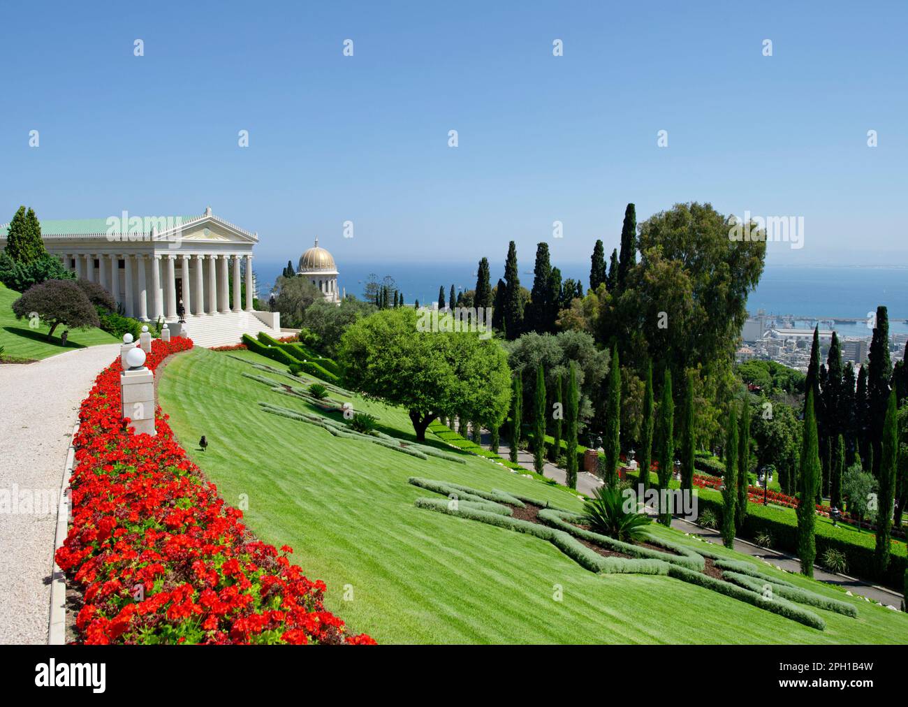 Photo du jardin du Centre mondial de Bahai avec les Archives internationales et les bâtiments du Sanctuaire de Bab à Haïfa, Israël Banque D'Images