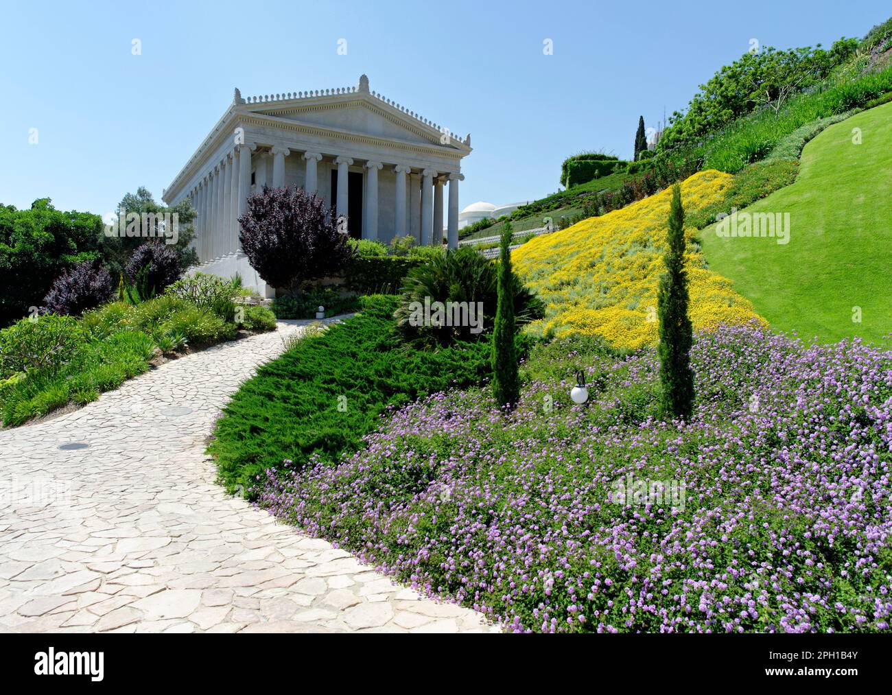 Photo du jardin du Centre mondial de Bahai sur la pente de montagne du Carmel avec le bâtiment des Archives internationales à Haïfa, Israël Banque D'Images