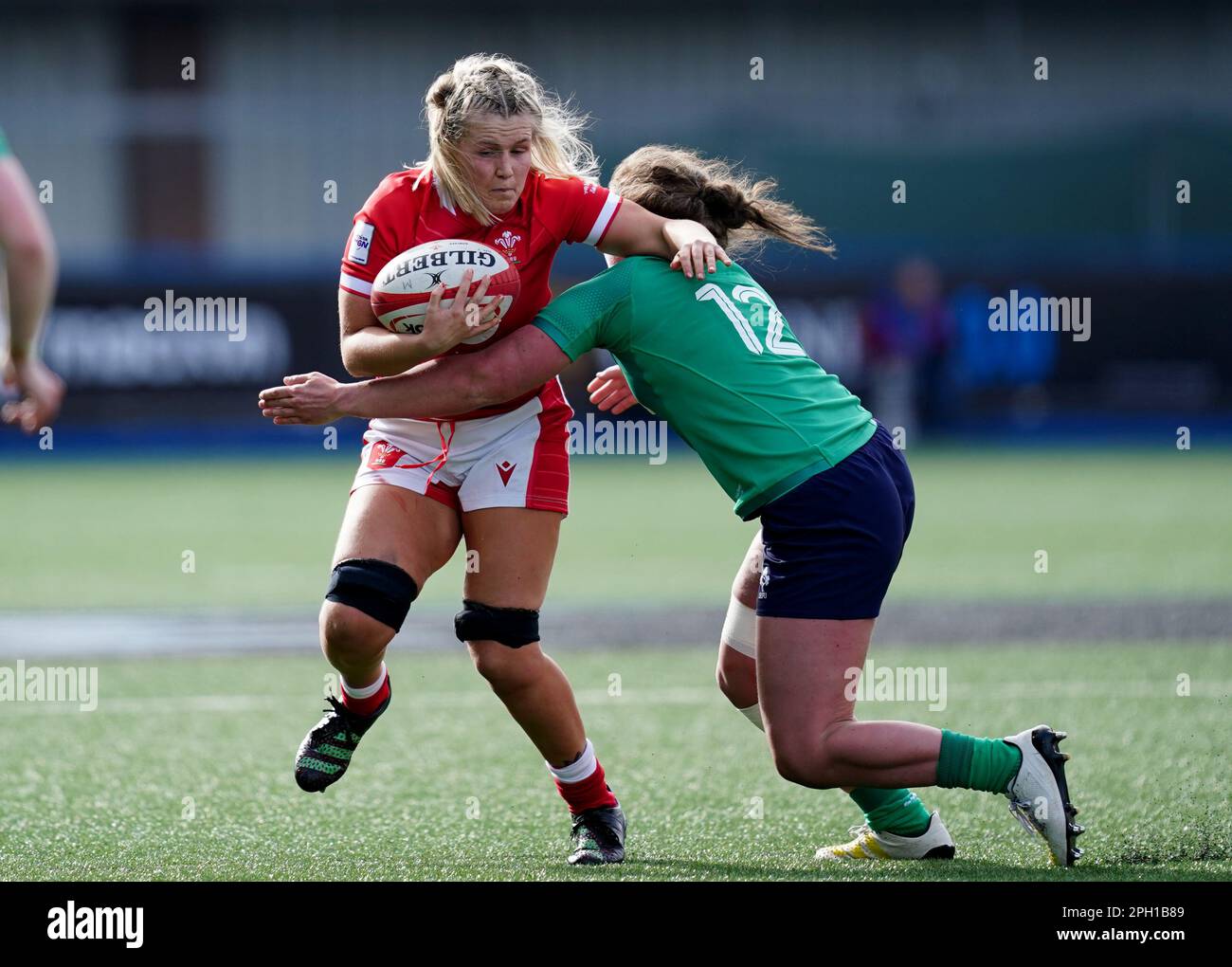 Alex Callender (à gauche), au pays de Galles, est attaqué par Enya Breen, en Irlande, lors du match des six Nations des femmes TikTok au Cardiff Arms Park, à Cardiff. Date de la photo: Samedi 25 mars 2023. Banque D'Images