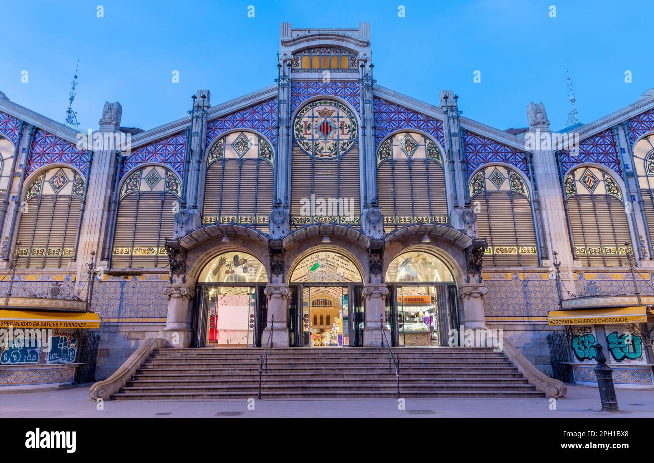 VALENCE, ESPAGNE - 17 FÉVRIER 2022 : le marché central du Mercado construit au crépuscule. Banque D'Images
