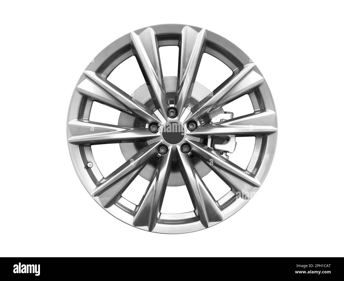 Roue en alliage de voiture isolée sur fond blanc.Nouvelle roue en alliage pour une voiture sur fond blanc.Jante en alliage isolée.Disque de roue de voiture. Banque D'Images